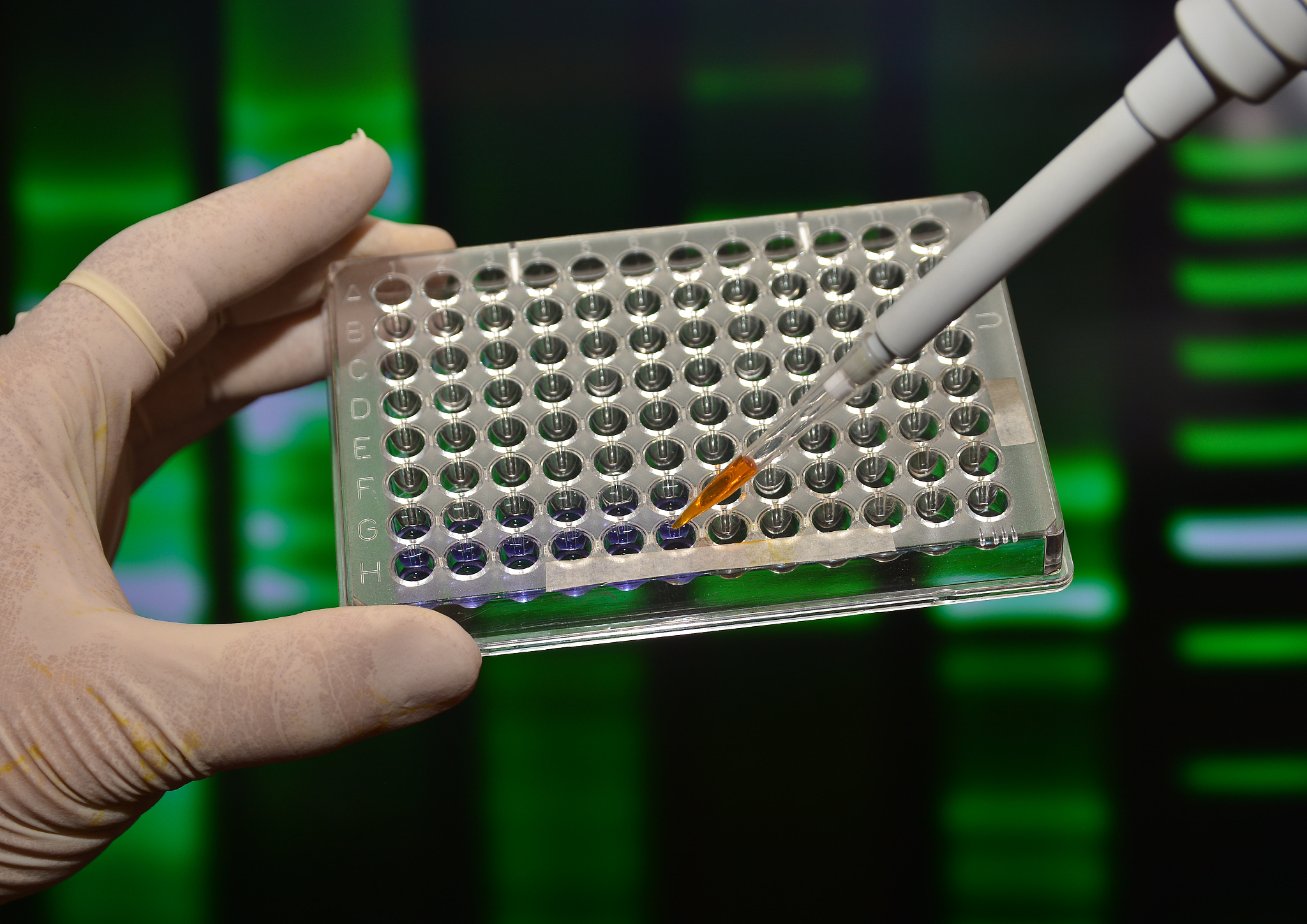 将炭黑碳纳米管pdms复合材料制成长方形状在两端加上24v电压但不施拉力加压前后复合材料的电阻值会变化吗？为什么？