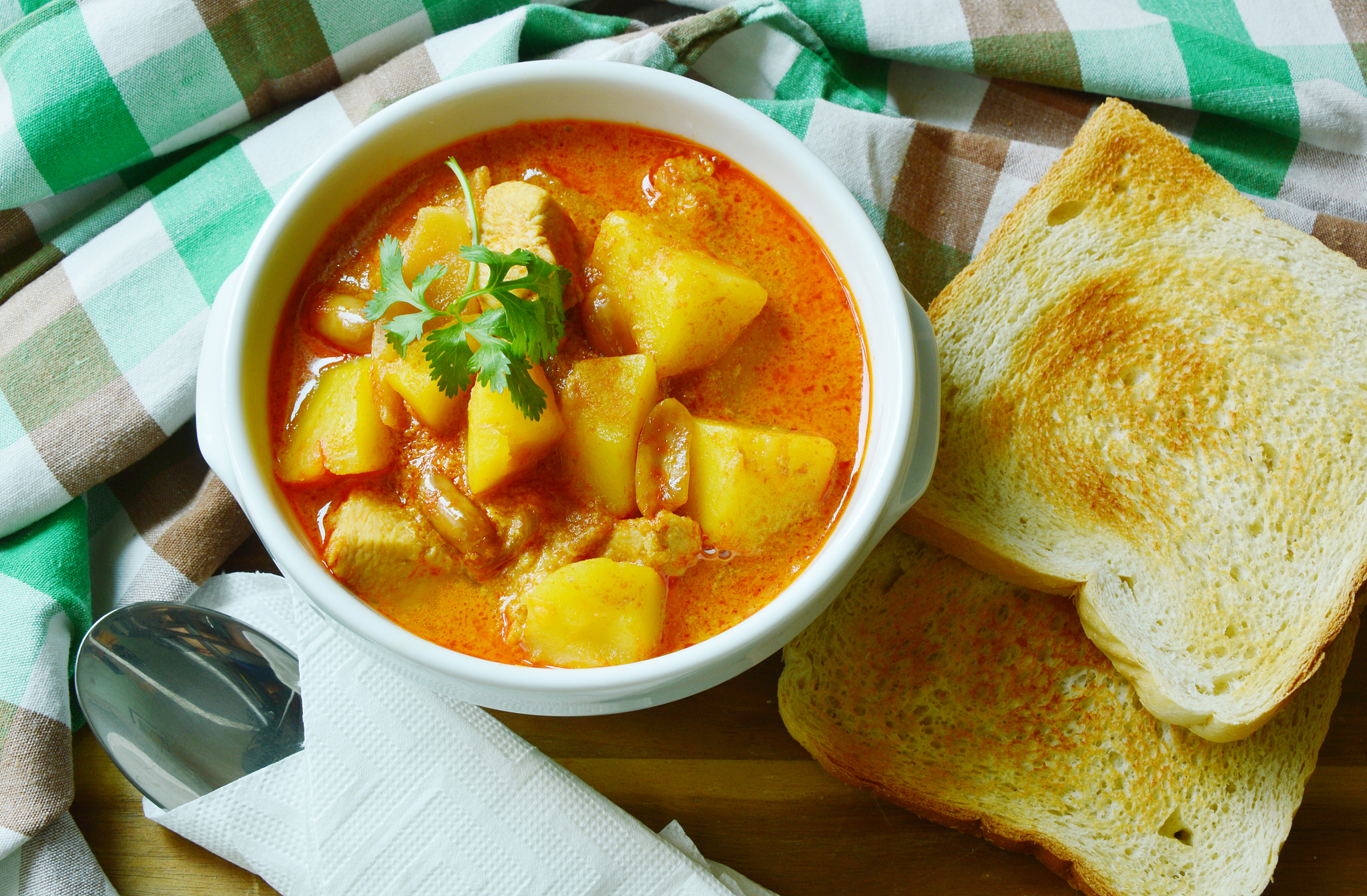 如何使用咖喱块简单地制作咖喱料理要求配料和步骤都较少一定要简单省事儿的！