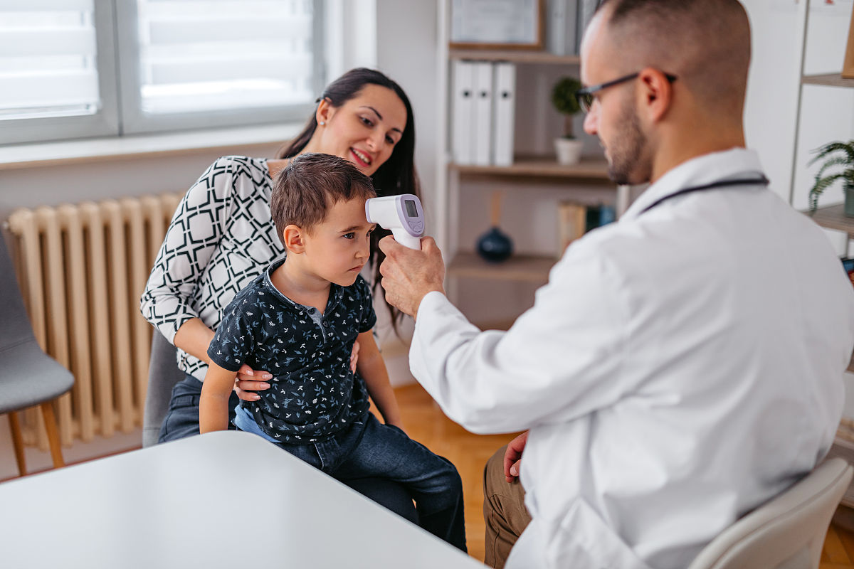 2个月宝宝发烧多少度？正常体温与发烧判断