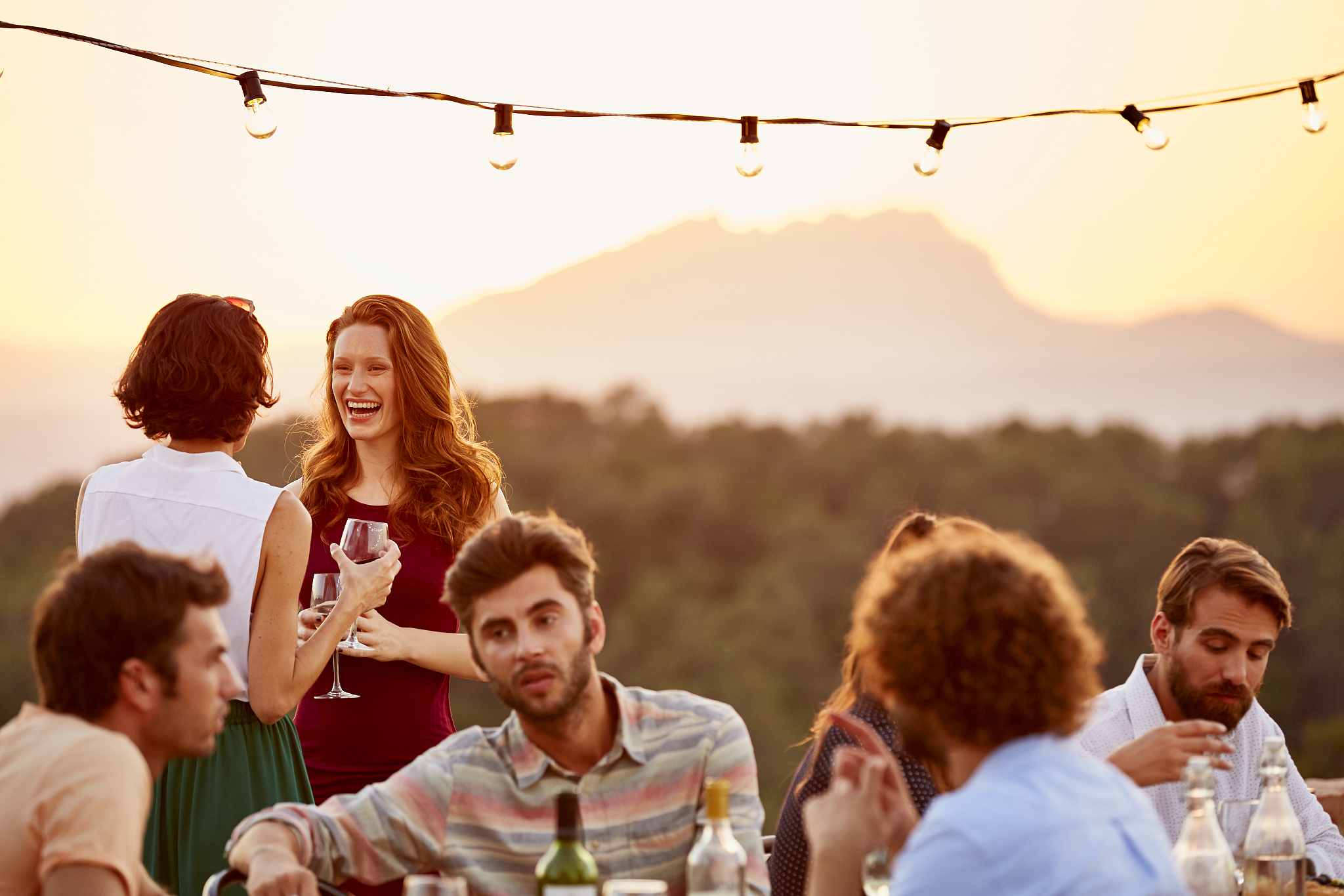 一、目标用户1 年龄群体：《阴阳师》主要面向18-35岁的年轻群体这个年龄段的玩家对游戏品质和游戏体验有较高的要求他们更加注重游戏的深度和可玩性。2 性别：游戏的性别定位比较均衡男女玩家比例相当。游戏中男女角色的设计和分配比较公正满足了不同性别玩家的需求。3 兴趣爱好：《阴阳师》的游戏内容主要涉及日本神话、传说、阴阳道等方面对于对日本文化和神话有兴趣的玩家具有很大的吸引力。此外游戏中的召唤式神、组