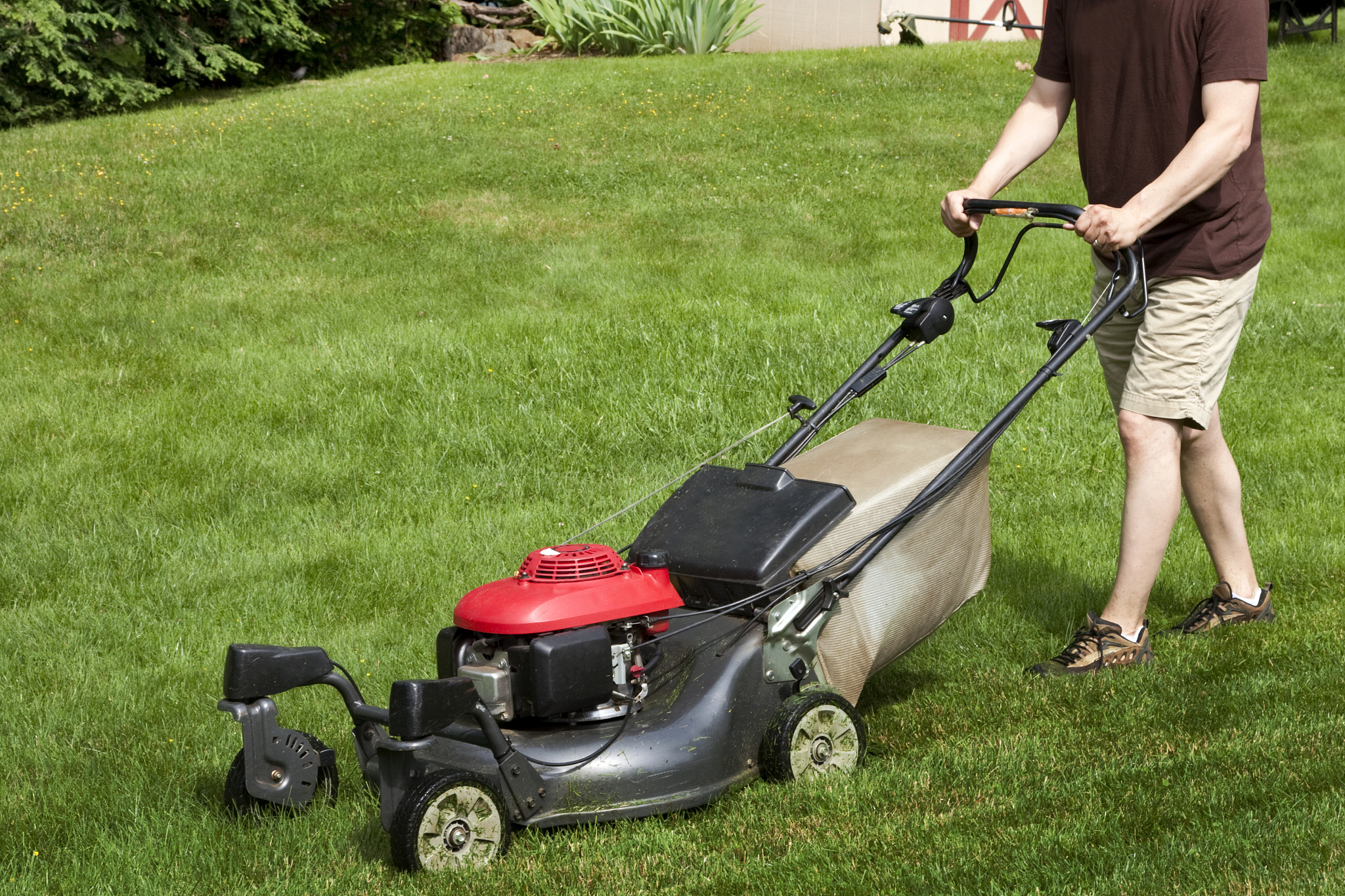 请向我介绍TORO JOHN DEERE JACOBSENBARONESS这四个品牌的割草机的特点和区别并介绍我应该如何选择合适的割草机刀片？