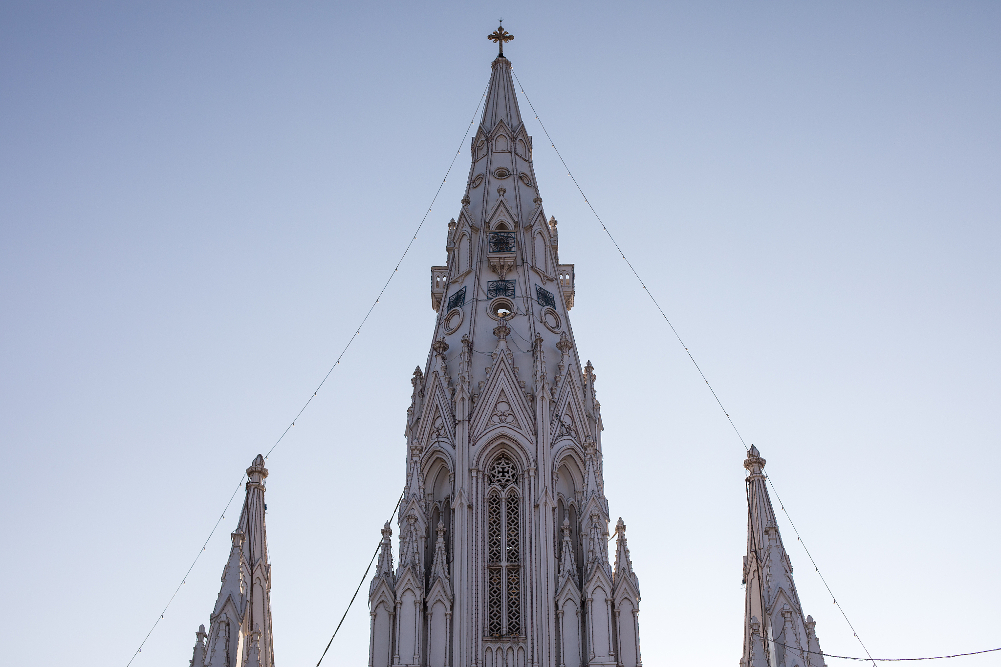 我曾经打过高尔夫但我从来没有时间。我曾经打过网球但已经二十多年没有打了。就职业而言我的职业是建筑师建筑商。我正在完成我的最后一个项目这是我的个人住宅。我仍然做一些咨询和设计工作但去年我花了很多时间来处理去世的家庭成员。这对你来说是一种损失。我自己并不指望很快就会死我的心脏医生说我的健康状况很好。