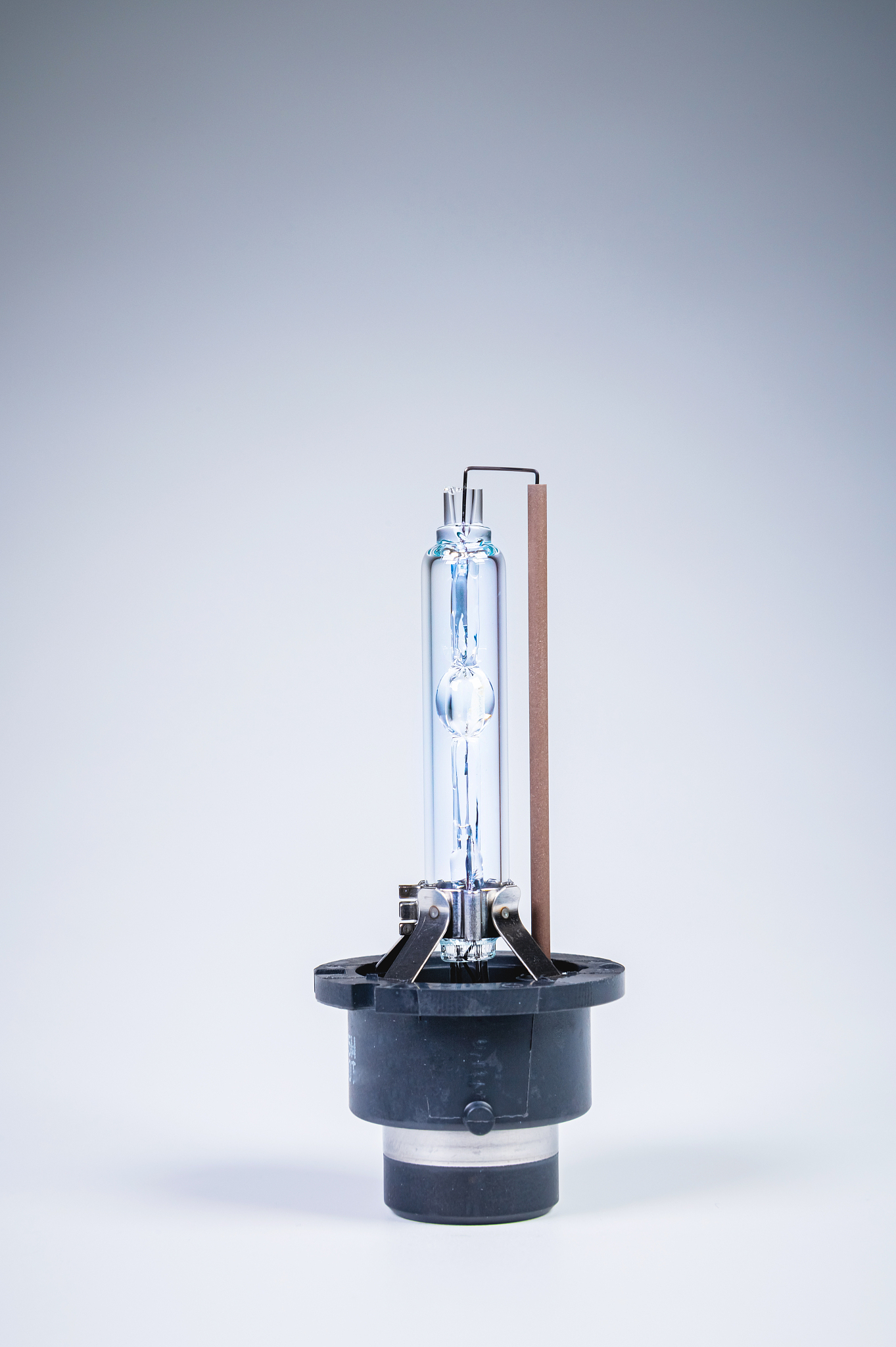 按照SCI要去润色这段话：Three LD arrays are symmetrically arranged around the reflector in a threefold fashion The inner surface of the reflector has a high reflectivity R97 which enables the pump light to be fu
