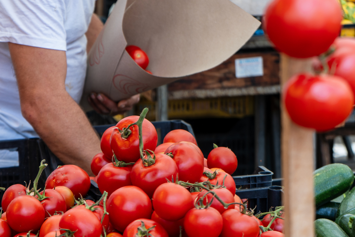 请写一篇万顷沙小番茄推广文章分别从娇艳欲滴、一口爆汁、清甜爽口、解腻开胃四个方面展开不少于一千字