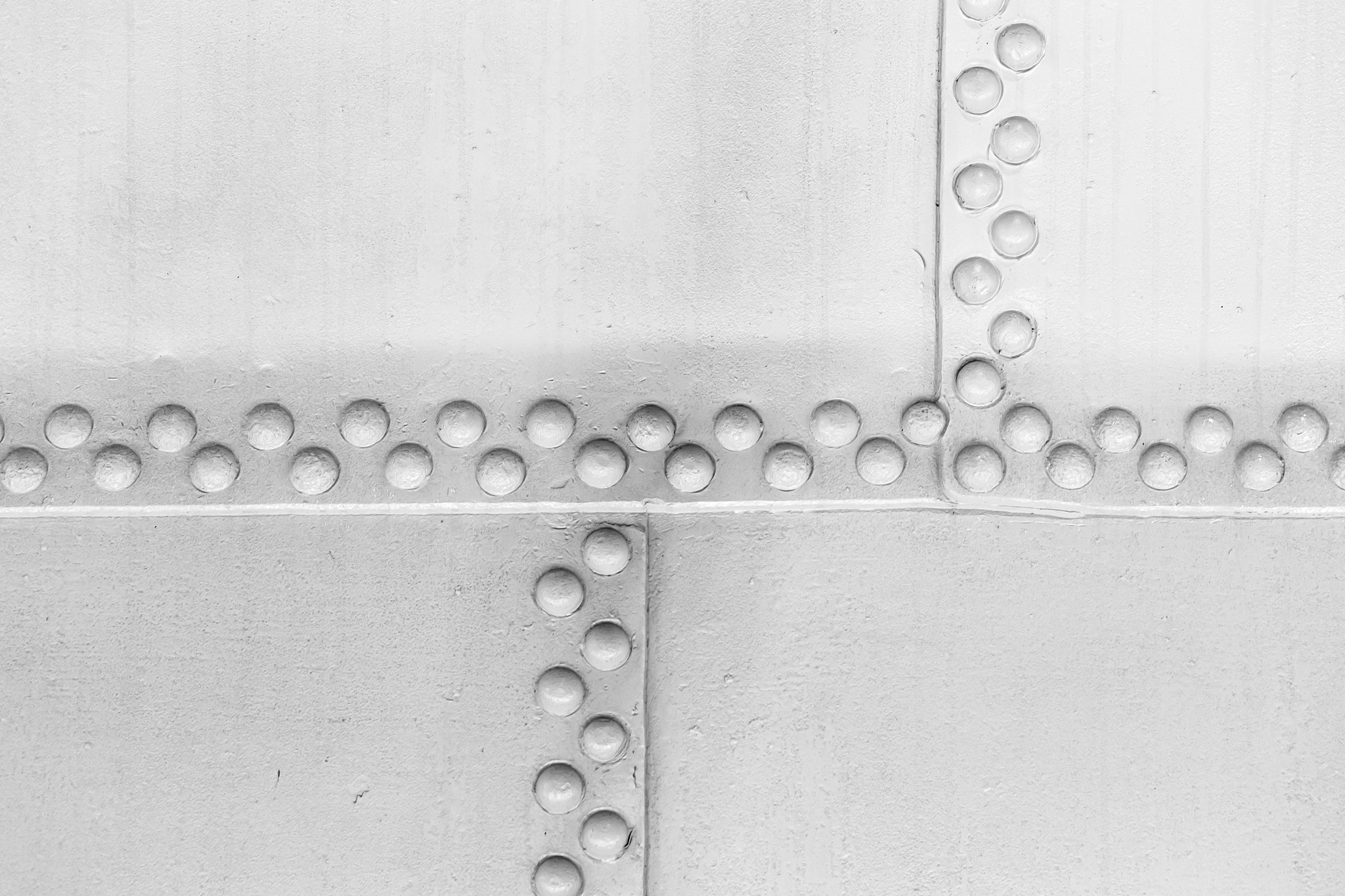 总结下面段落。热浸镀锌技术至今已有180多年的历史是目前钢铁材料或钢铁构件应用最为可靠的防护技术。活性钢镀锌时基体中一定含量的Si会增加铁和锌之间的反应活性造成镀层发暗、异常增厚、黏附性差等缺陷即Si易造成镀层的Sandelin效应1-4。针对此人们研究发现锌浴中加入大约01的镍时可降低铁锌反应速率消除基体中Si元素的不利影响5-8。但由于镍的熔点较高实践中往往采用添加锌-镍中间合金的方法调整锌锅