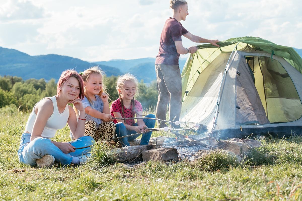 用英文写一两句话关于我希望在此次夏令营活动中尝试更多的户外活动