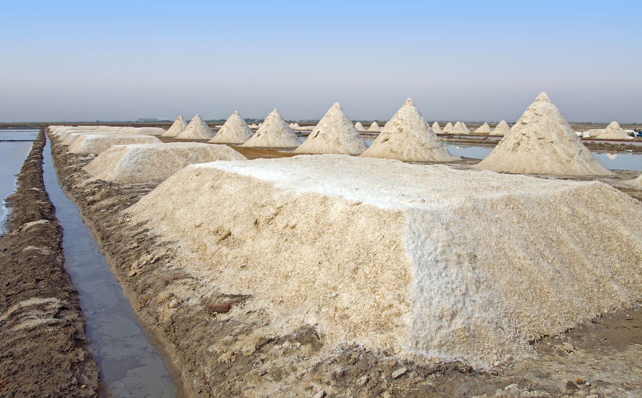 不是清水和沙子你傻吗清水能储存吗？这个表达通常用来形容某个事物非常简单、基础、显而易见不需要太多思考就能明白。它并不是字面意义上的清水和沙子而是比喻事物非常简单易懂就像清水和沙子一样容易区分。养护中心75公里按照规范标准需要储备多少沙子这个问题并不适用于不是清水和沙子你傻吗清水能储存吗？这个表达。请提供更多背景信息或相关上下文以便更好地回答你的问题。说这个问题需要知道养护中心的具体情况比如需要储备