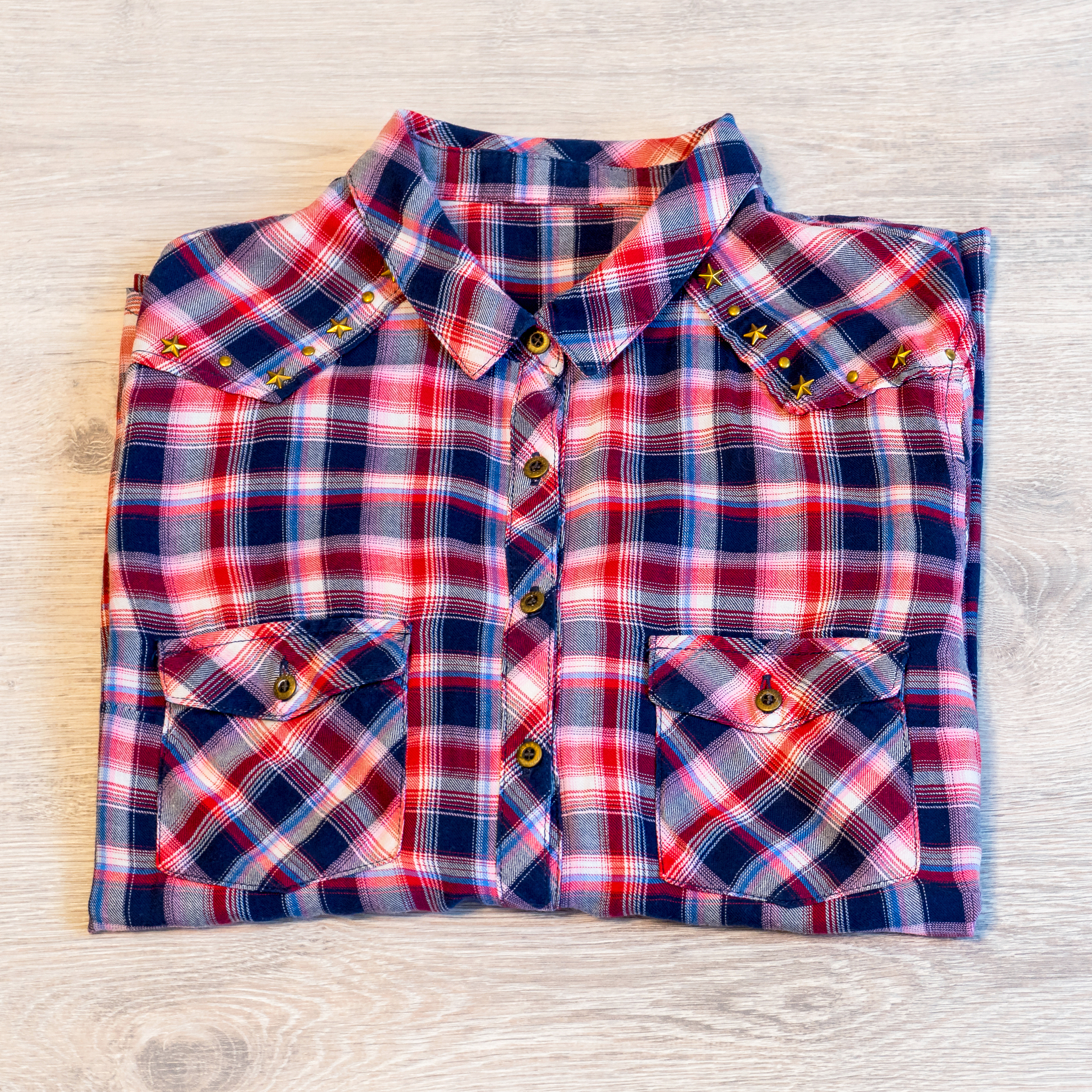 帮我装卸一篇夏日时尚感童装新品资讯简约休闲的服饰演绎了童趣烂漫的味道。服装类型：明亮的橙色系简约T恤、经典格子翻领衬衣、简约百搭款防晒衣