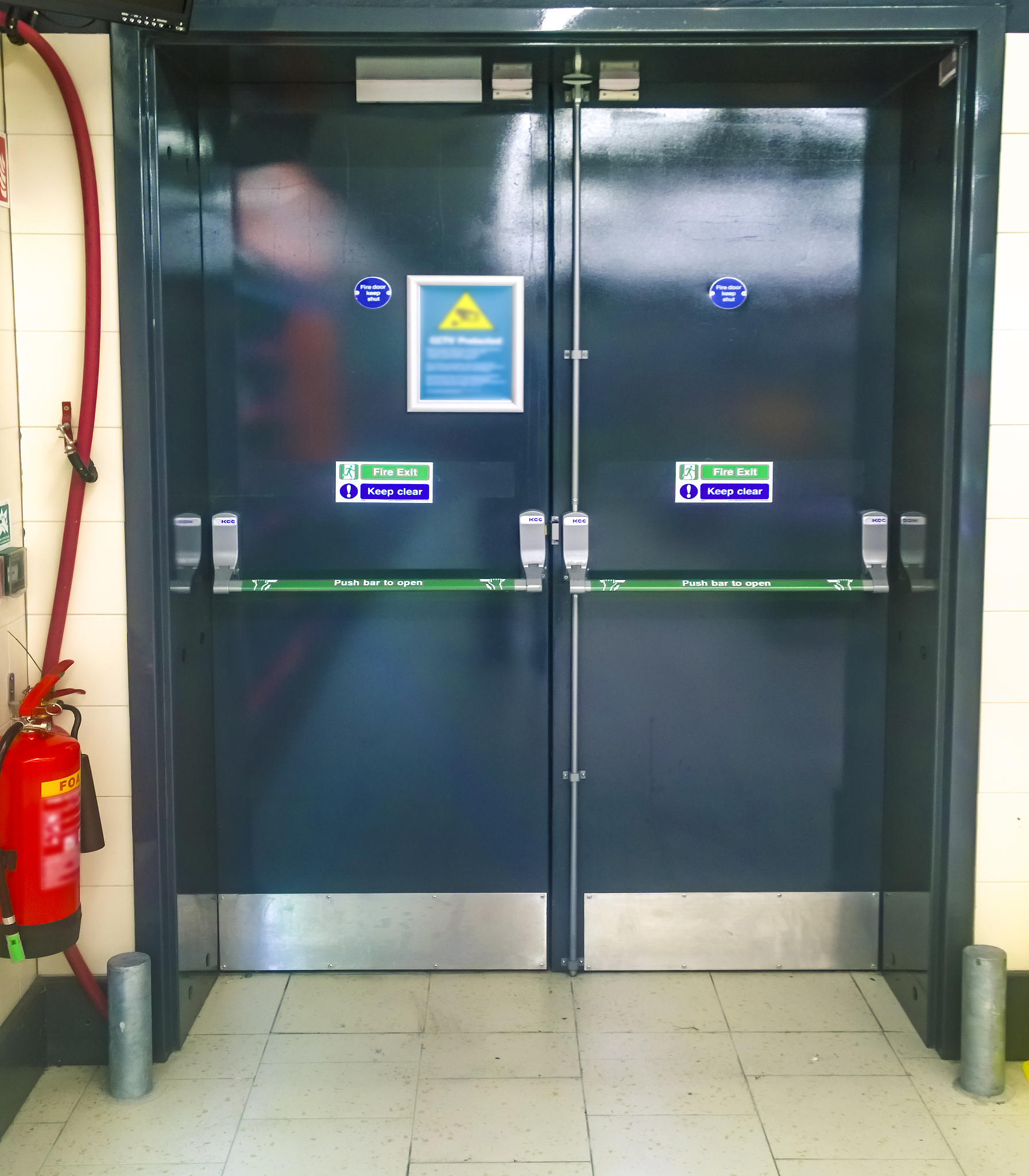 常闭式防火门标识贴在哪一面？依据规范详解