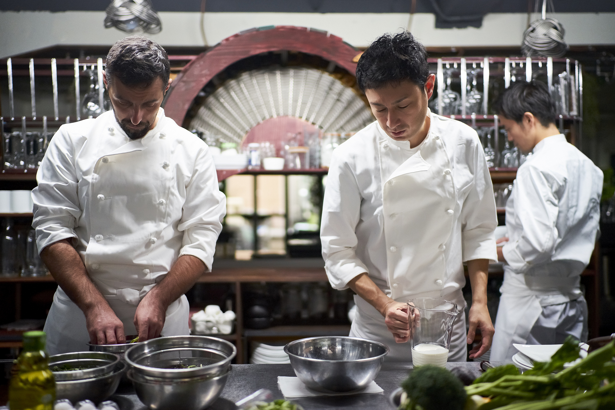 以《中餐厅第三季》：明星们的餐饮创业之路为题写一篇1200字文章