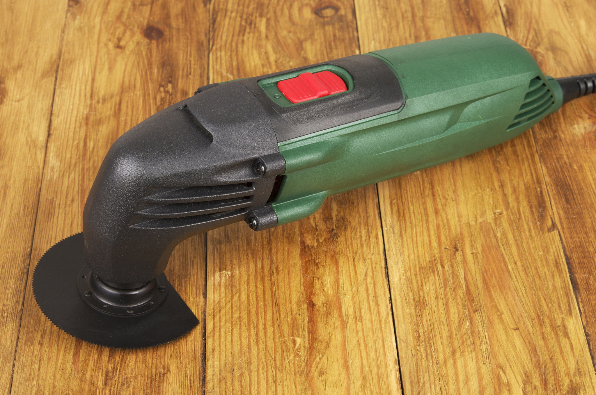 请根据以下文字材料继续编写浙江皇冠电动工具制造有限公司的企业介绍：浙江皇冠电动工具制造有限公司于2001年成立是一家专业从事电动工具的研发、生产和销售的公司。其总部设在中国浙江省金华市开发区拥有约50000平方米的土地并拥有现代化的生产车间和先进的生产设备。公司的主要产品线包括角磨机、抛光机、往复锯、曲线锯和电钻等电动工具。其产品质量优良且稳定备受国内外客户的青睐和好评。公司拥有一支技术实力强大且