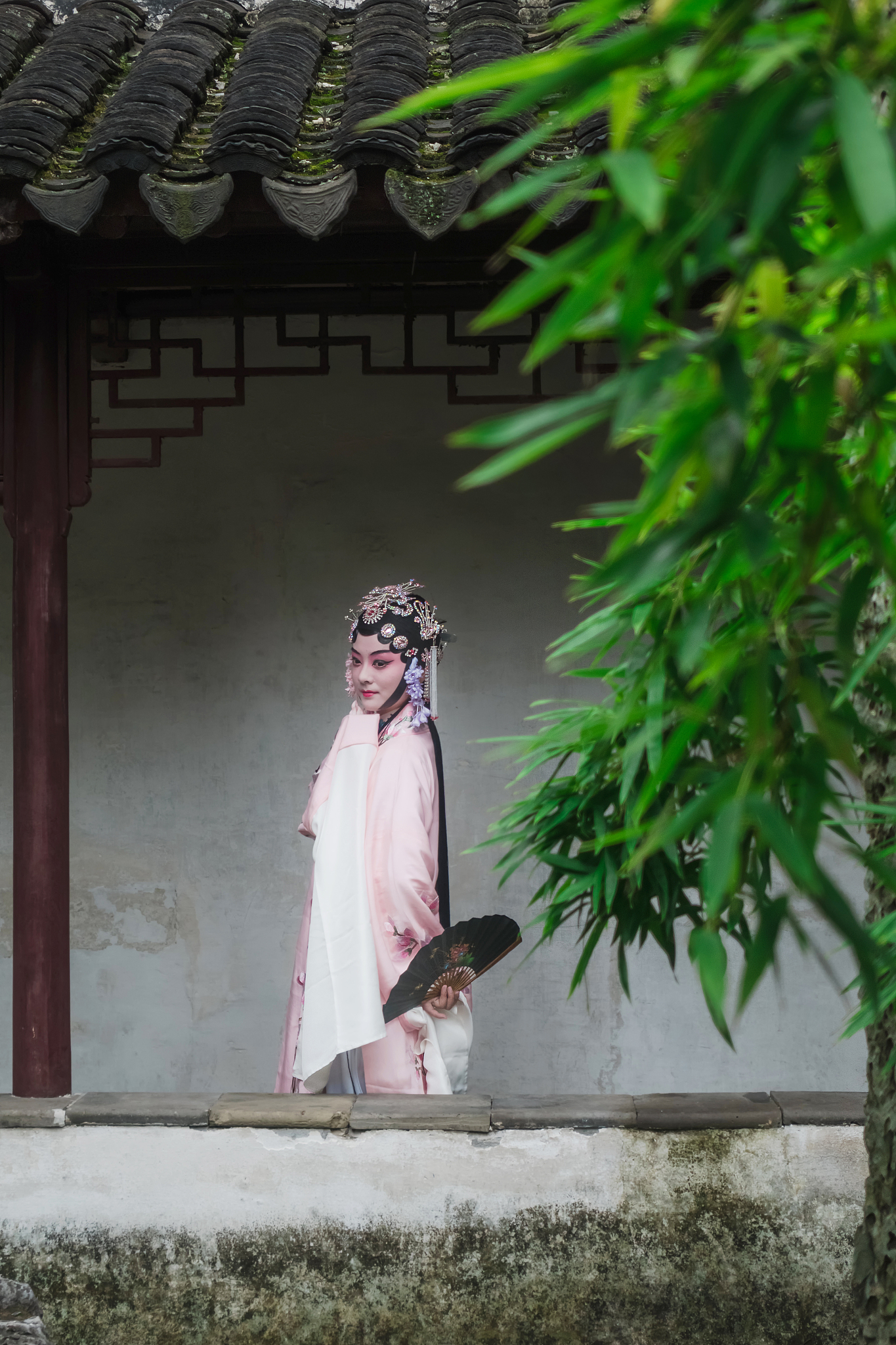 中国园林内演出的戏剧演员