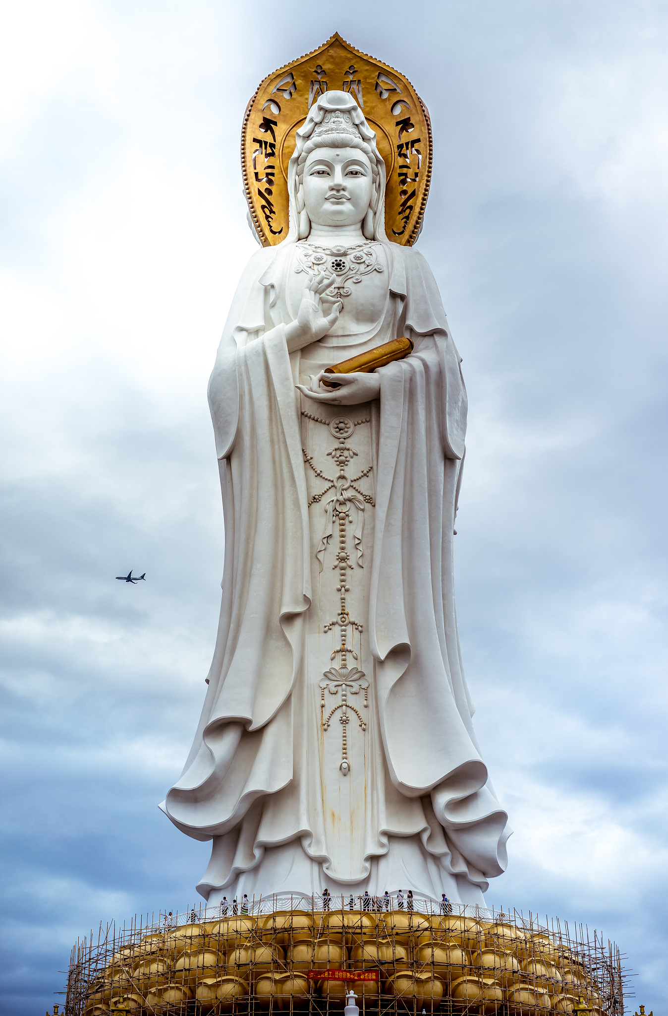 观音菩萨：慈悲之母，端庄慈祥的形象