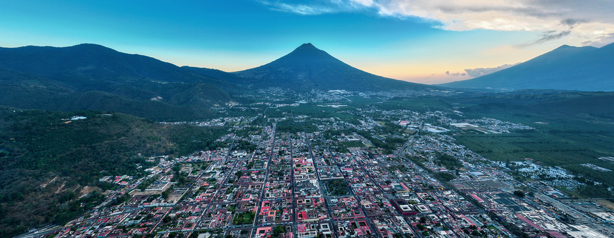 危地马拉安提瓜和阿瓜火山的黄昏空中夜景