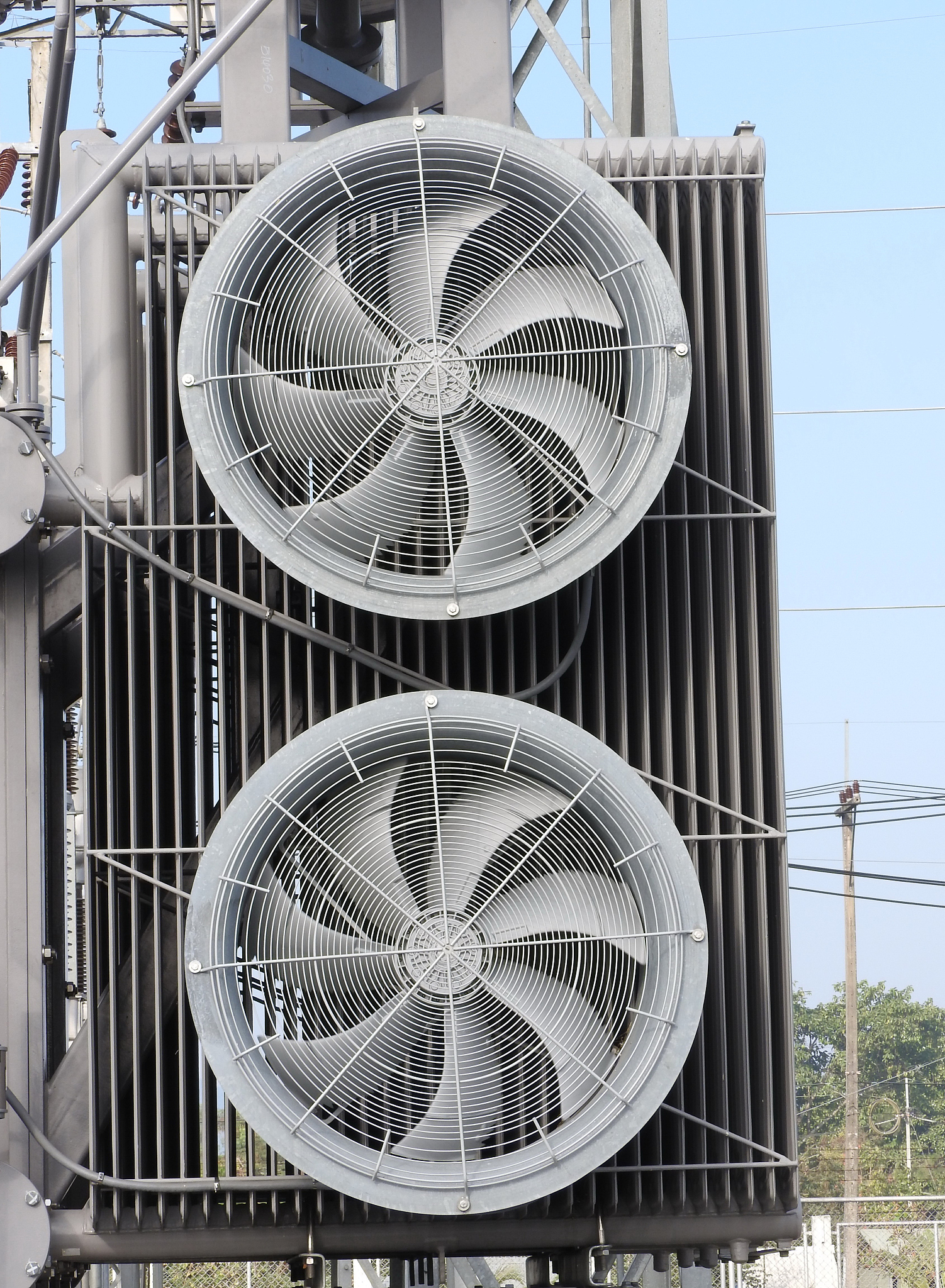 25V的直流稳压电源变压器输出电压多少。 各元件参数是多少帮我用100字详细描述