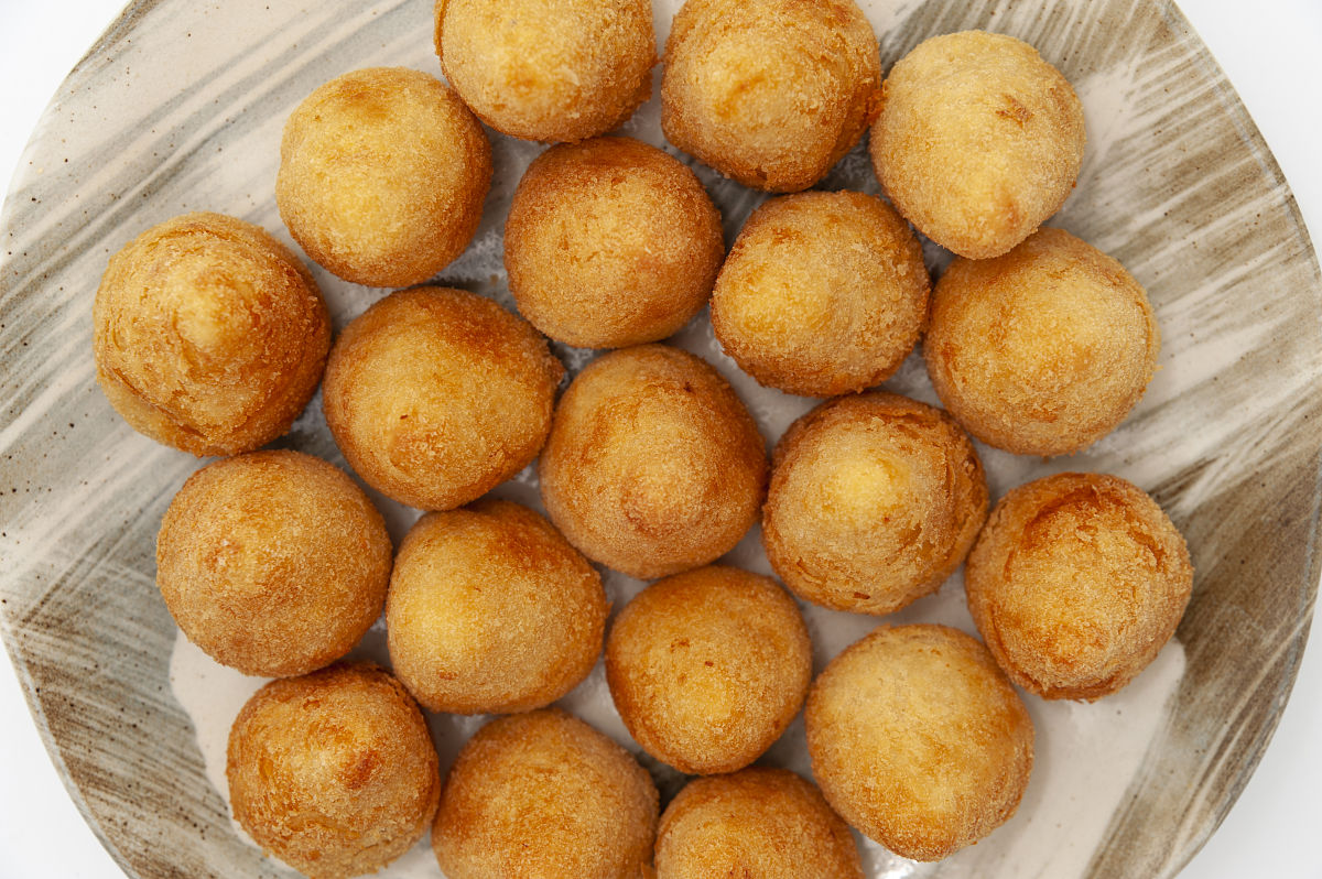 典型的巴西开胃菜称为coxinha de frango孤立在白色背景-俯视图.特写