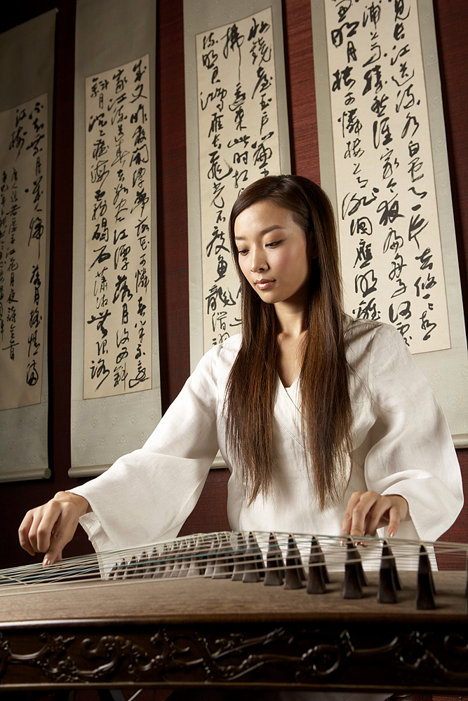 帮我设计一个关于古筝学校的logo最好包含筝音二字