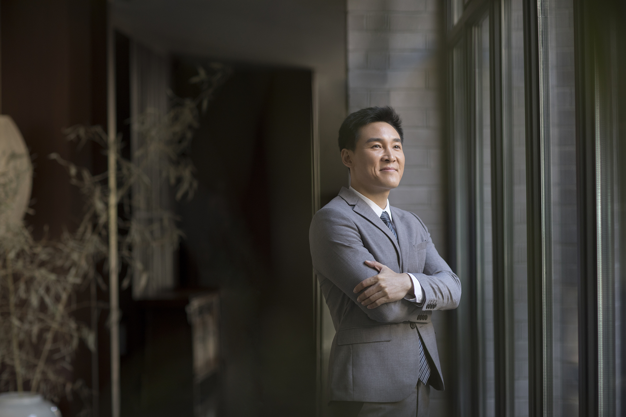 自信的商务男士看向窗外