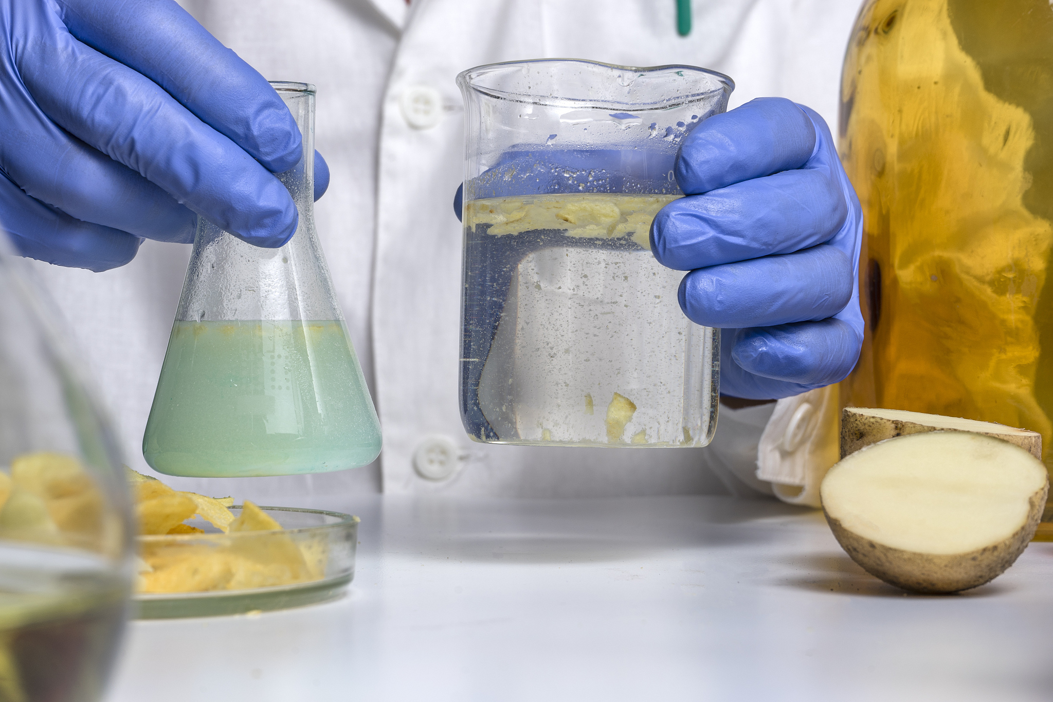 实验所采用的马铃薯样品均来自于长春某农贸市场在市场流通的马铃薯均是经过国家质检合格的所以我们需要对马铃薯进行制样。首先将买来的马铃薯使用去离子水清洗干净以消除尘土等污染物对实验的影响；然后对马铃薯进行切块处理要求所有样品质量相同大小均匀一致每次制备的马铃薯样品都对其进行称重操作以满足质量相同的要求；最后对其进行污染处理将这些样品放入配置好的Cr溶液中浸泡。修改中文句子