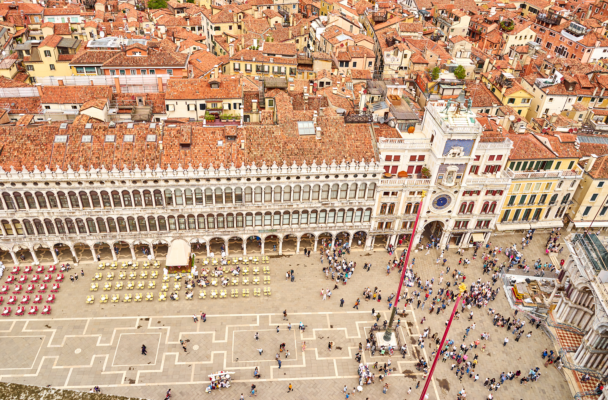 翻译并润色以下内容到意大利语：
Pu Leather Watch Case with Clear Glass Display Window, Metal Lock, Velvet Lining