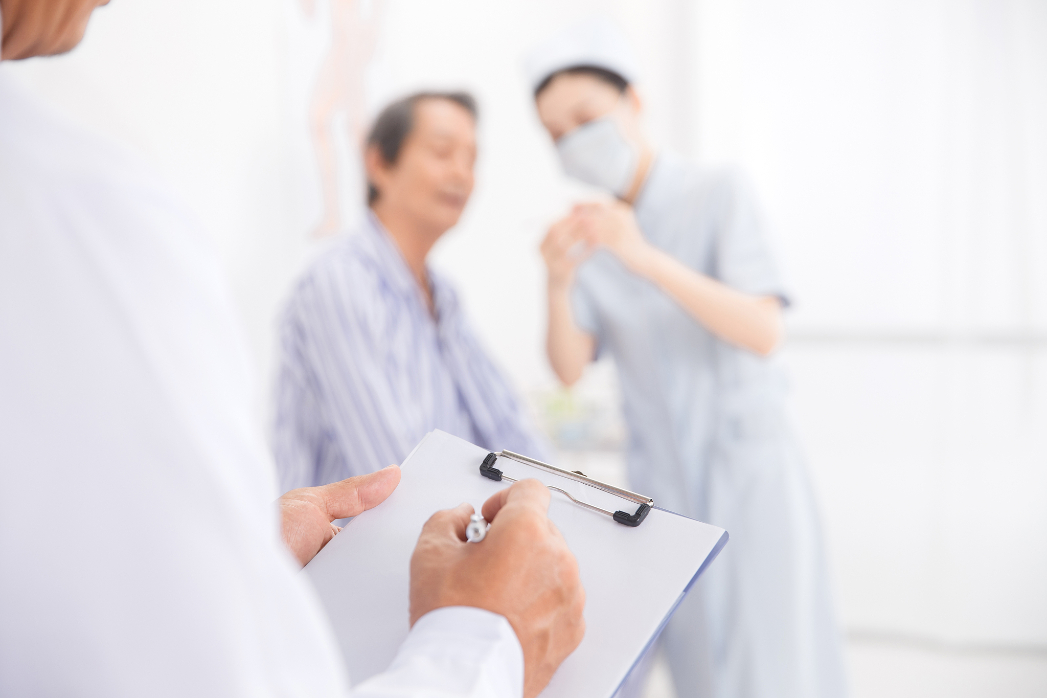 医生在病房写病历