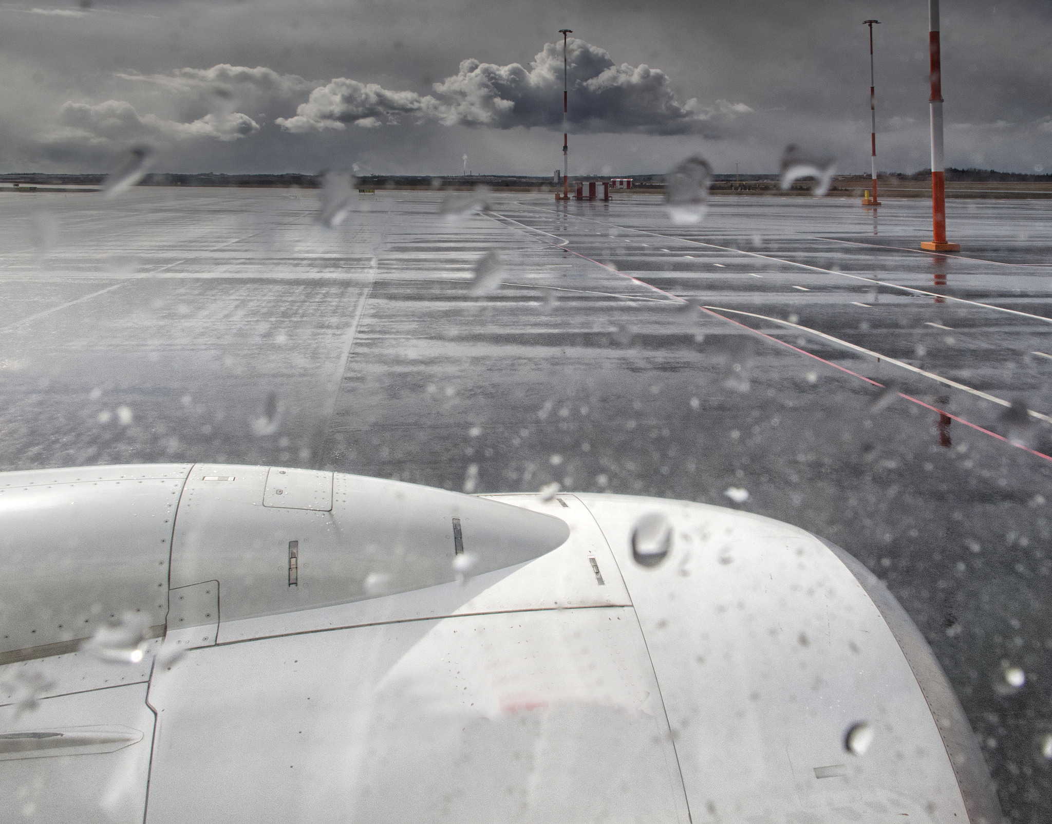 现代民用飞机雷达罩损伤：碰撞与冲击的风险