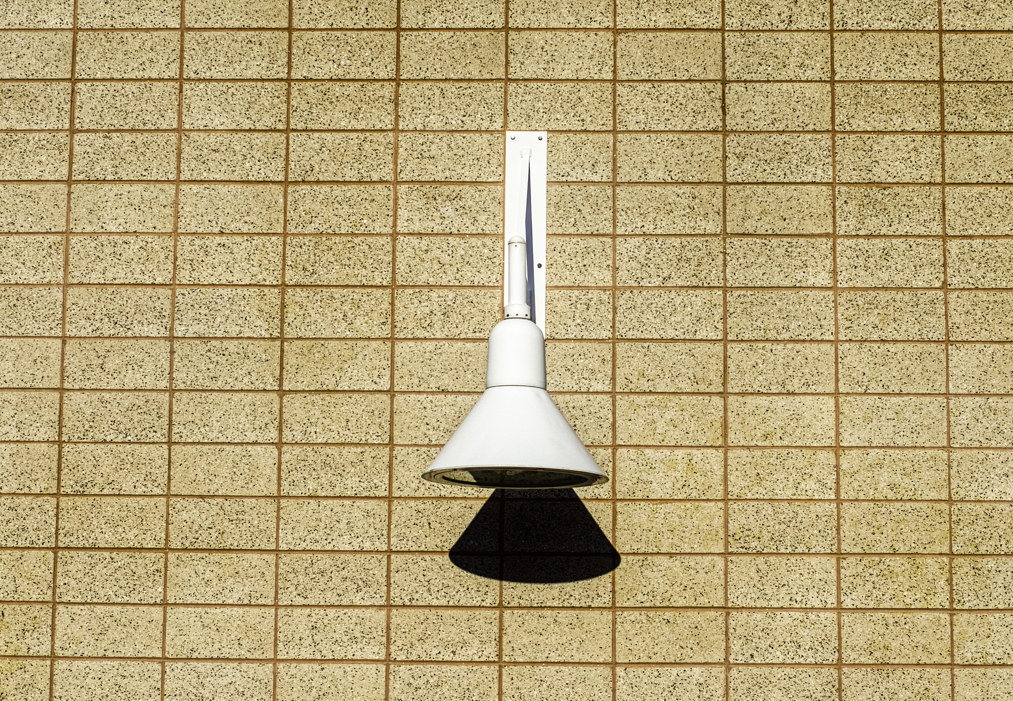 如何把以下文章修改更专业？If you want to get started with the Casambi lighting project working with AGC couldnt be simpler! First AGC will help you select devices that are compatible with Casambi These have includ