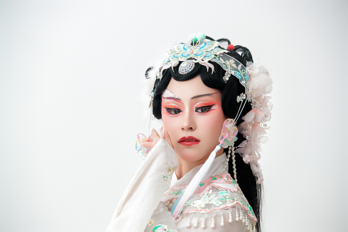 身着中国传统戏曲服饰的亚洲美女,背景为白色