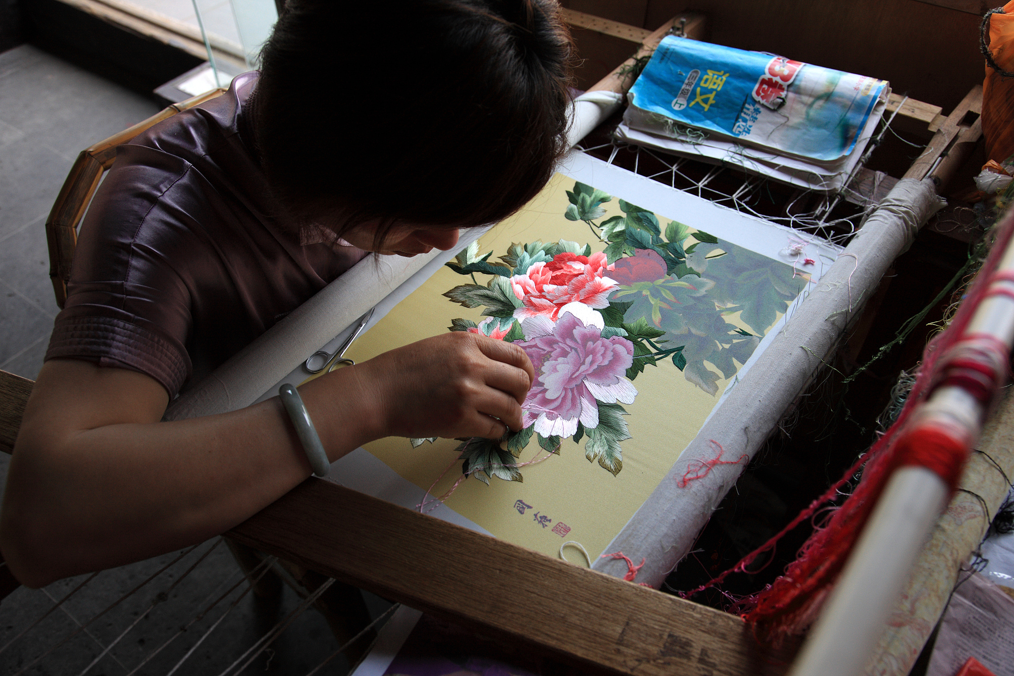 苏绣分丝一丝是什么意思分丝32其中一根叫一丝吗分丝64一根叫什么帮我用210字详细描述