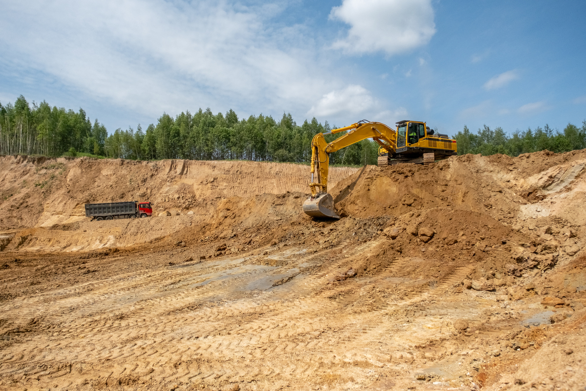 如何用另一种方式表达'施工场地要平整、畅通、干净、无积水、交通方便'？