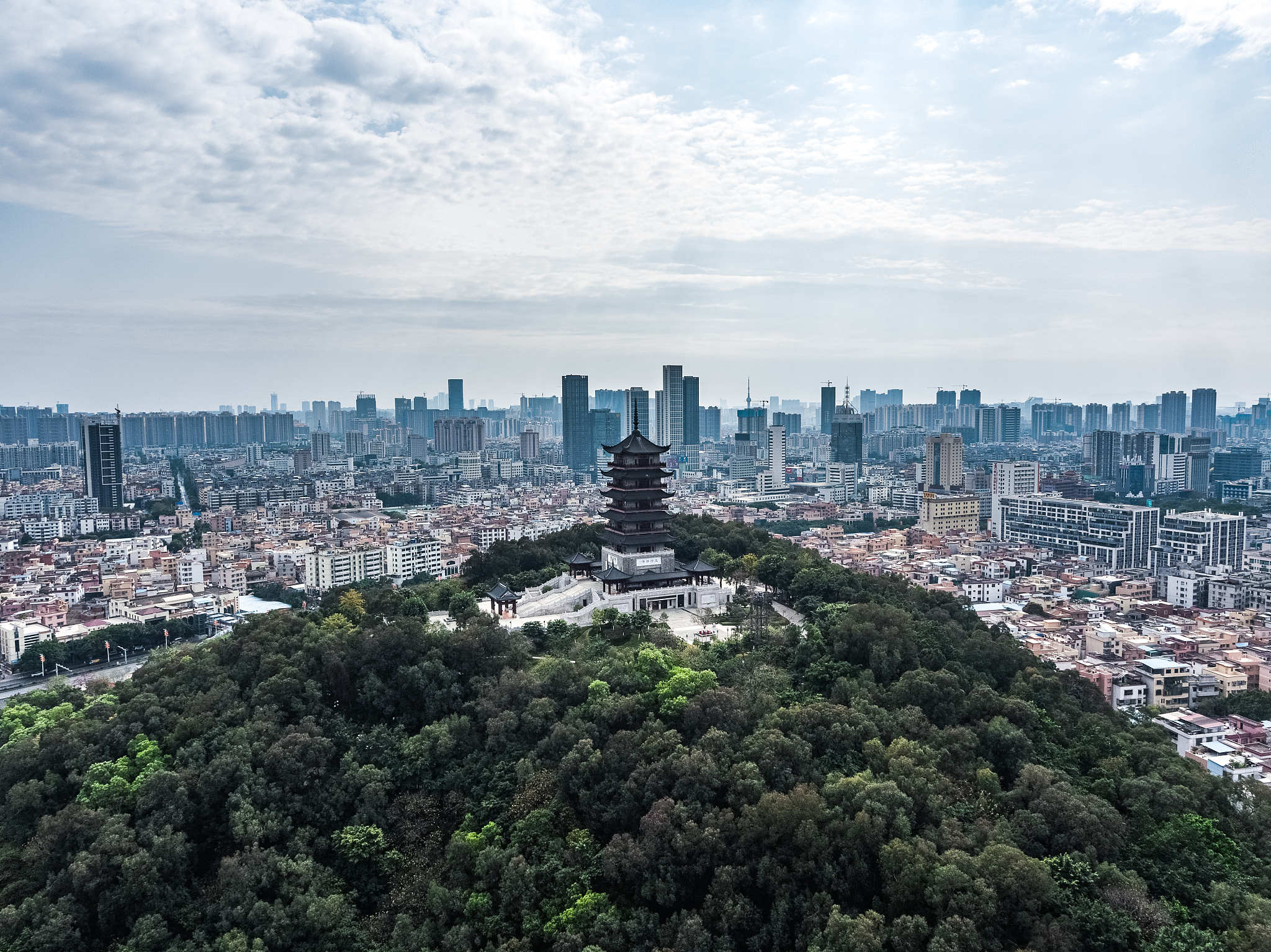 航拍视角下的佛山礌岗塔-千灯湖公园城市天际线