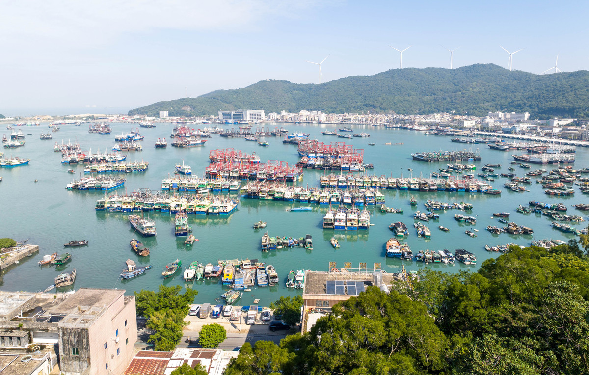 中国广东海陵岛闸坡渔港全景航拍,数百艘渔船停泊