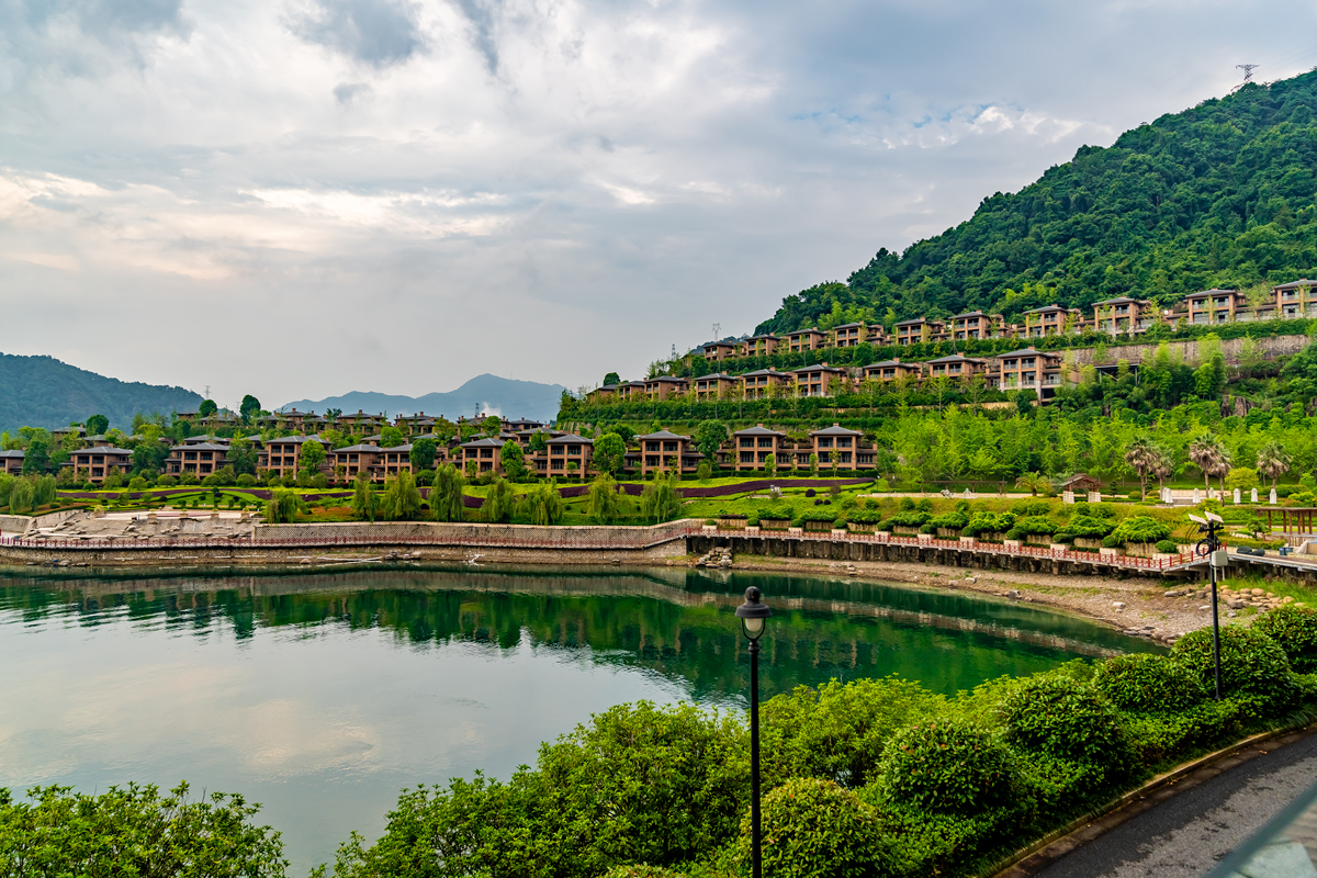 论述生态康养旅游产品开发2000字按照如下目录展开：1生态康养旅游产品开发要素；2生态康养旅游产品开发方法；3生态康养旅游产品开发评价