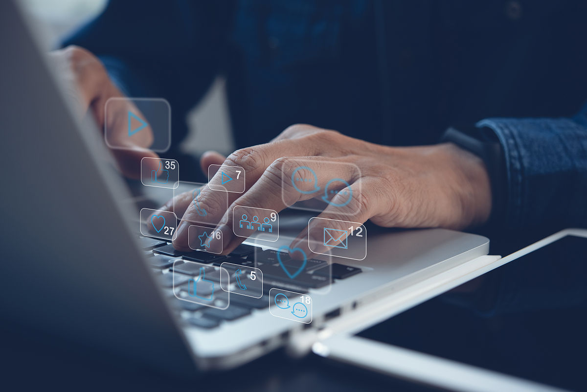 阐述500字：目前我国经济不断发展社会公众对就医质量也提出了更高的要求和期望线上医疗服务促生了移动医疗服务模式对于到医院就医的患者而言就医流程发生了改变。在移动医疗服务的就医流程中除去必要的医患交流、检查等步骤患者通过移动医疗挂号预约类APP或线下自助机进行就医信息查询、预约挂号、院外候诊、检验结果查询、处方查询、移动支付等就医操作。在2020年新冠疫情中互联网医疗的优势被进一步凸显卫健委连发两文