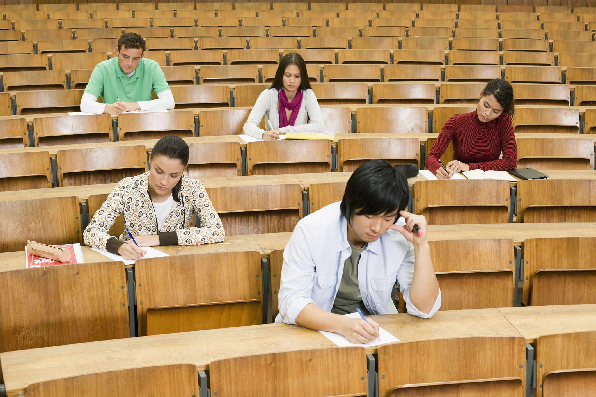 在我即将结束大学生活的这个阶段我深刻地感受到了自己在思想、学习、工作和生活等方面的成长和变化。在这四年的大学生涯中我不仅学到了专业知识也拓展了自己的思维方式和人生观。以下是我对这四年的思考和总结。学习方面我深刻认识到学习的重要性。在大学里我学会了如何高效地学习如何自主学习如何在学习中不断提高自己。学习的过程让我明白了知识和能力的重要性让我深刻认识到学习是一辈子的事情。我也发现学习不仅仅是为了应付考