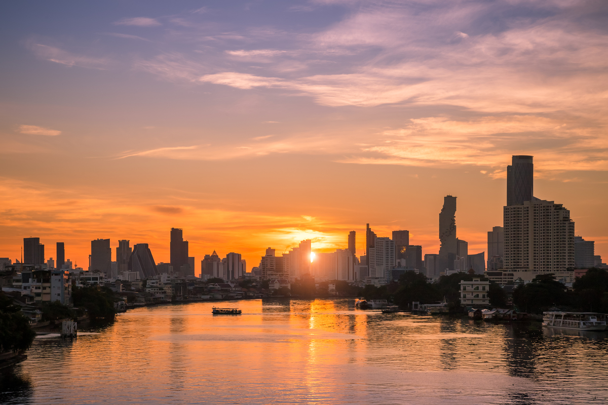 重庆到曼谷要飞多久帮我用200字详细描述