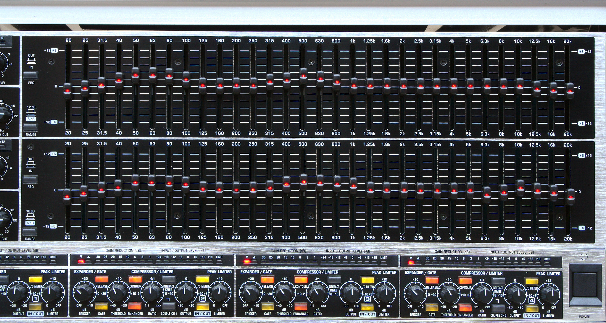 请问如何将放大后的低频信号混合回原始音频信号中而不影响原始音频信号的增益呢？我把两个运算放大器的输出并联后发现增益会相互影响我不希望这样