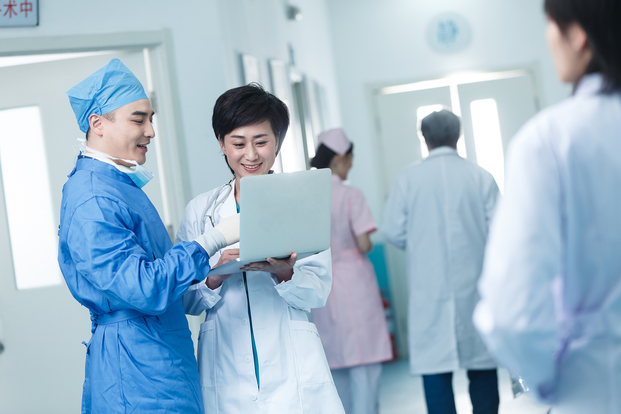 男护士：默默奉献的英雄，职业发展前景广阔