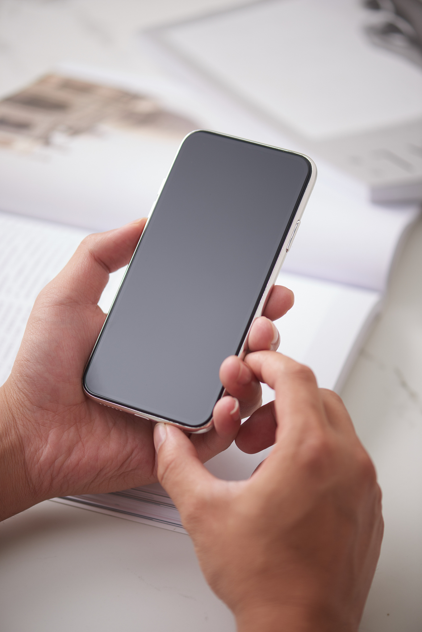 请不少于750汉字的博客文章语言要幽默风趣。主题是：手机贴膜技巧给自己的手机贴膜小技巧