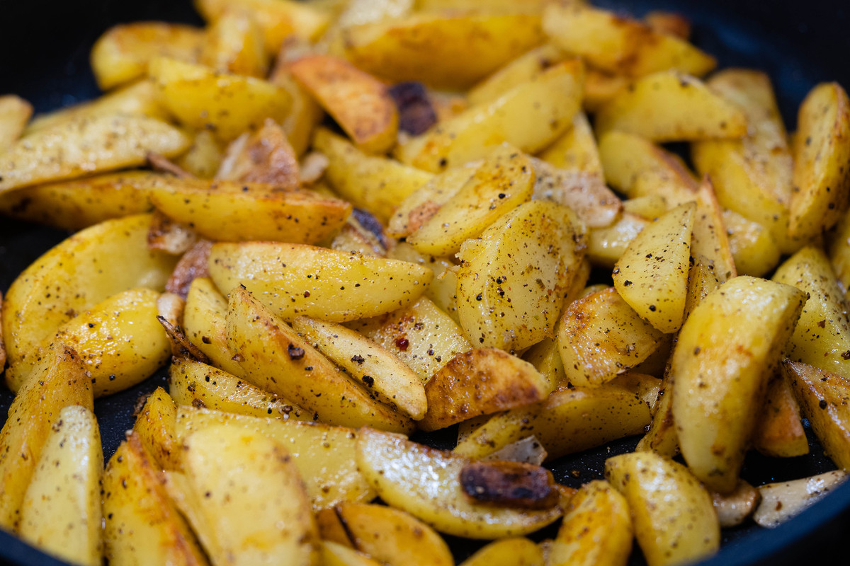 喜欢的女生说今天的土豆看似没有上色煮了一段时间之后我今天的水没有加那么多它那个颜色好像是更深了和上次相比就感觉很不错我尝了一下味道形容不出来是什么味道有一点点咸感觉也不是我之前吃的那种红烧洋芋的那种味道不知道哪里出问题就有点点奇怪那个味道但是成色还是不错的。怎么回复？回复一条长一点的内容。