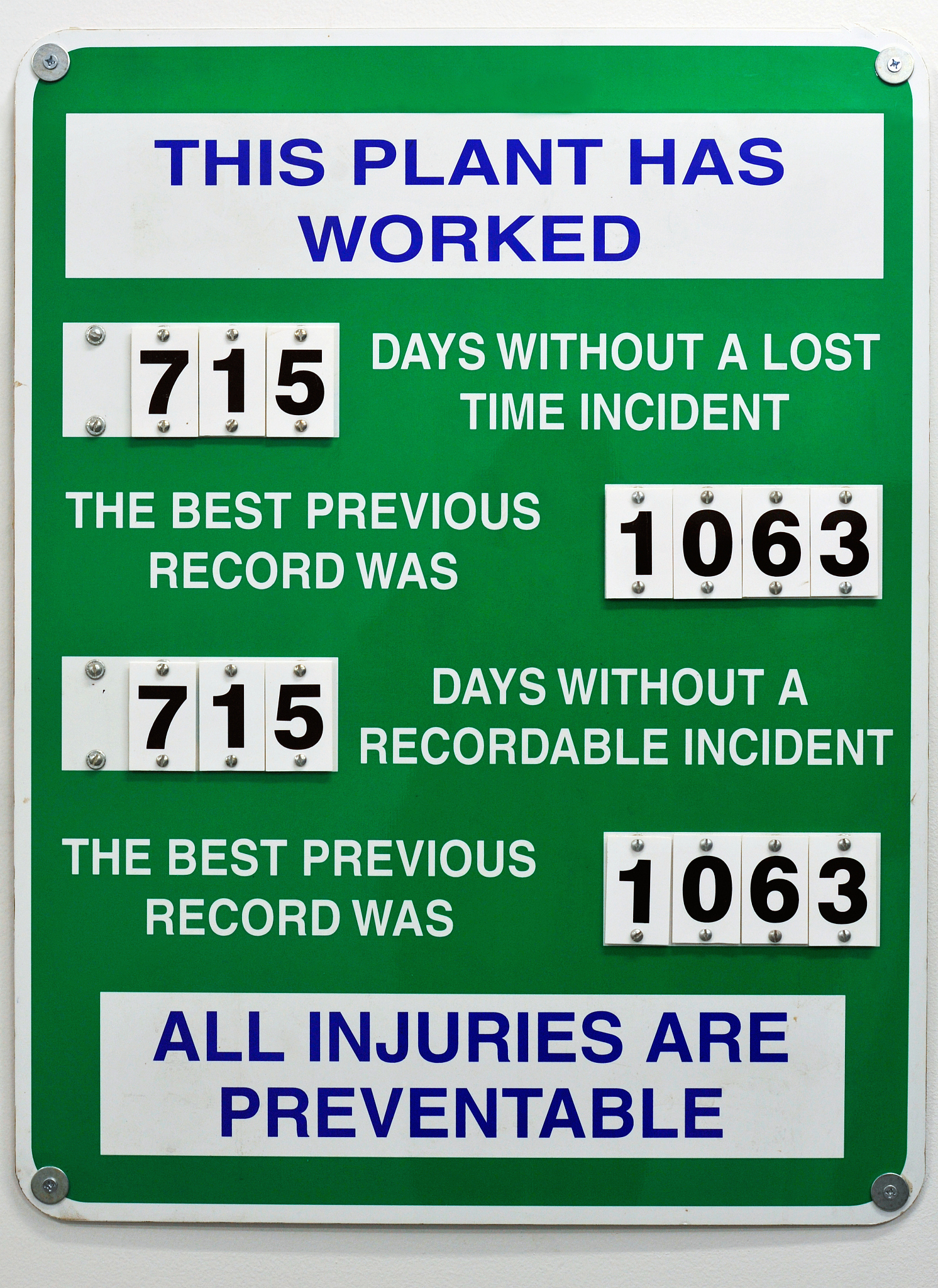 简洁。On the 22nd the contaminated goods at the dock were overturned and claimed to be for checking if there was any fuel accumulation inside We noticed that the terminal used an excavator to level