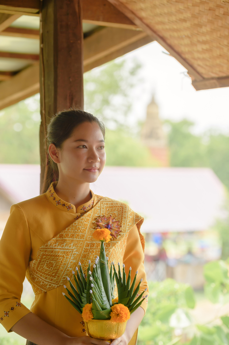 在柬埔寨他们有什么行为是打招呼示意友好的游客如何打招呼给我中英的回答