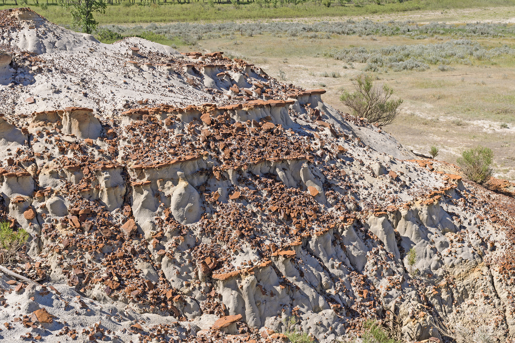 西侧流水侵蚀会导致山脊线向东侧变化吗