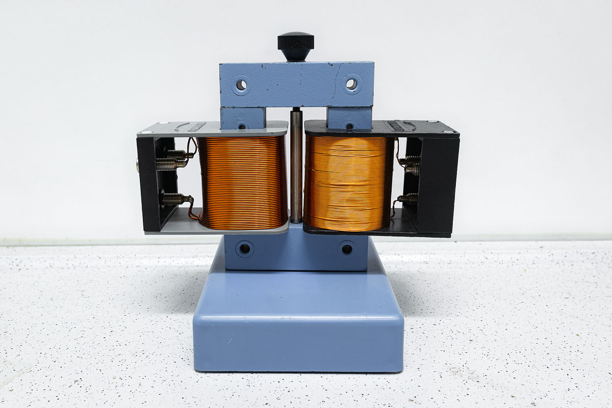 两个完全相同的交流铁心线圈分别工作在电压相同而频率不同f1f2的两电源下此时线圈的磁通φ1和φ2关系是 。A中1 中2 Bφ1O2 Cφ1=φ2 D80Q