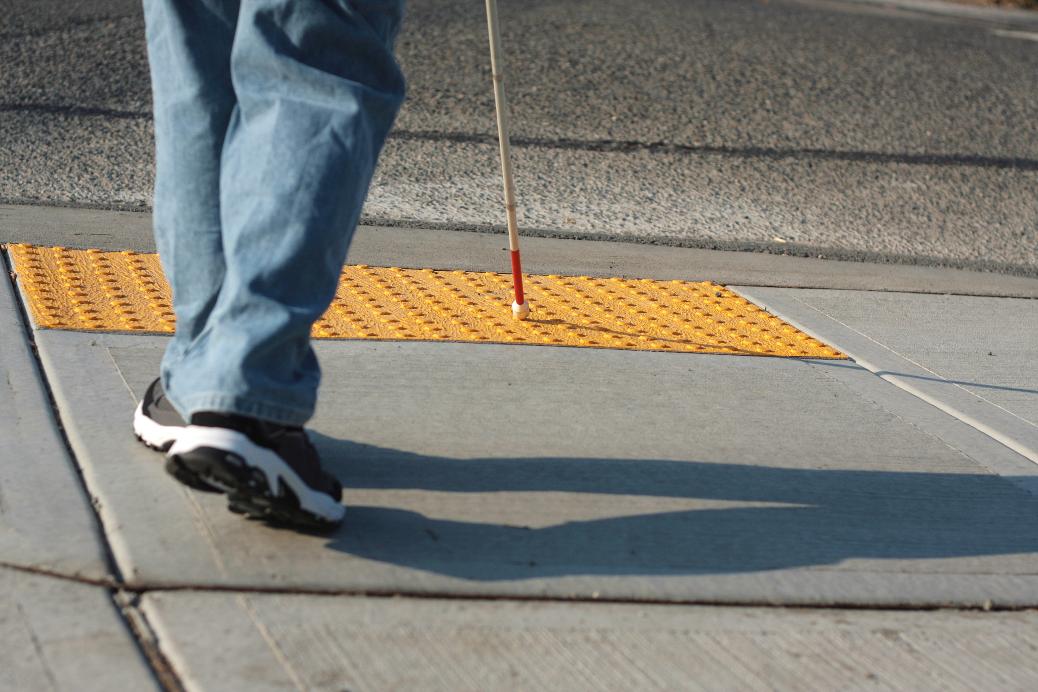 坡度过高对于盲人的出行的影响