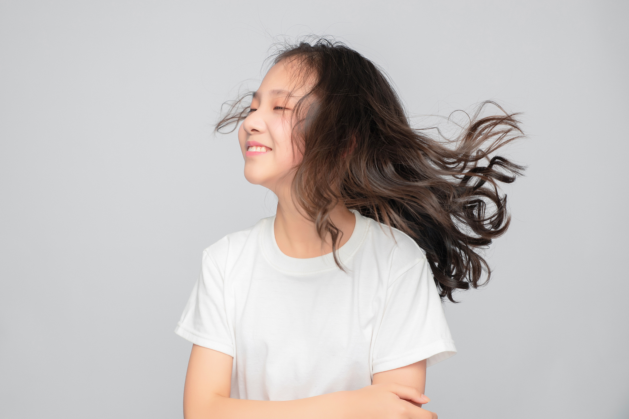 灰色背景里的亚洲小学女生