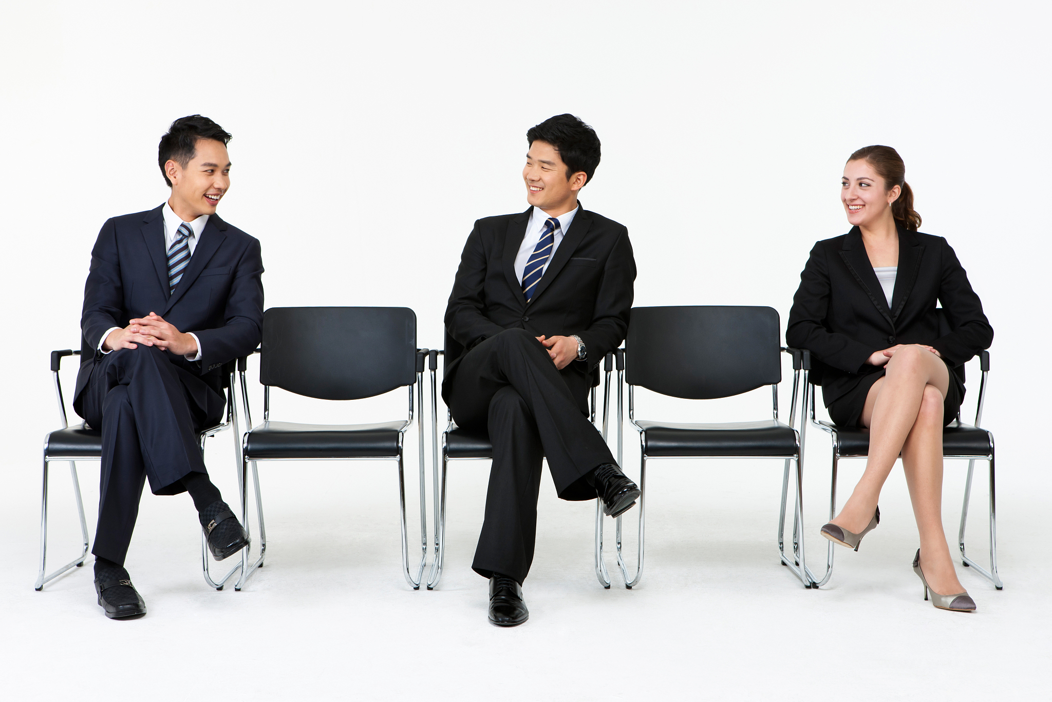 约会跷二郎腿的含义：礼仪与心理分析
