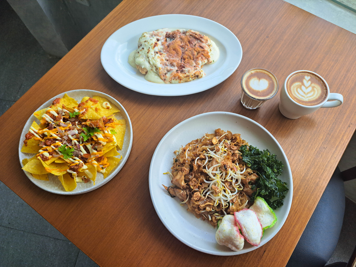 请帮忙生成一篇美食打卡小红书文案吃的是意面店铺名字是eatingpasta主题：山猪男友吃了都说好