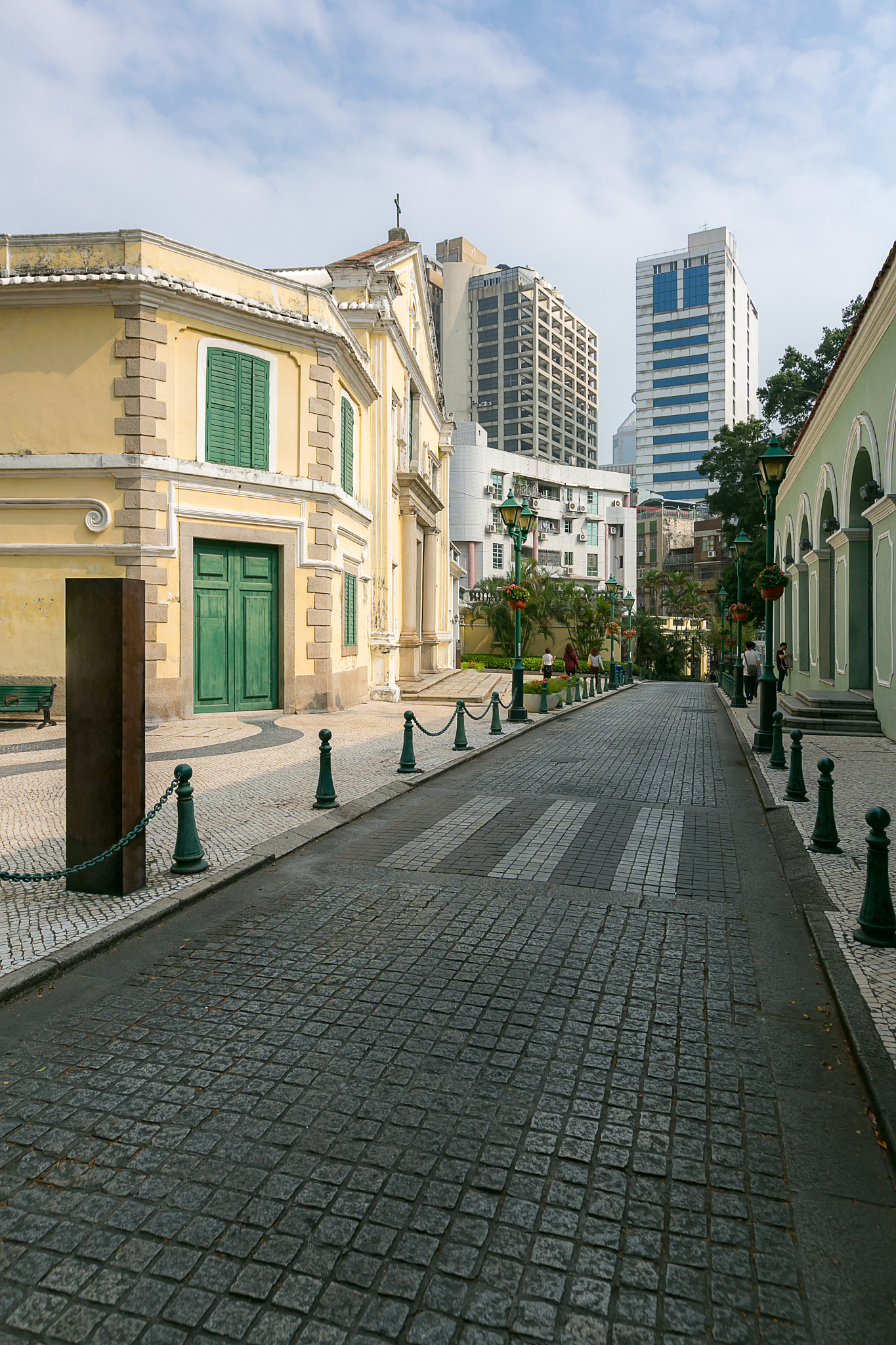 597年携四十名传教士从罗马帝国抵达不列颠传教。经允许后在不列颠南部的肯特郡修筑教堂宣扬基督教。