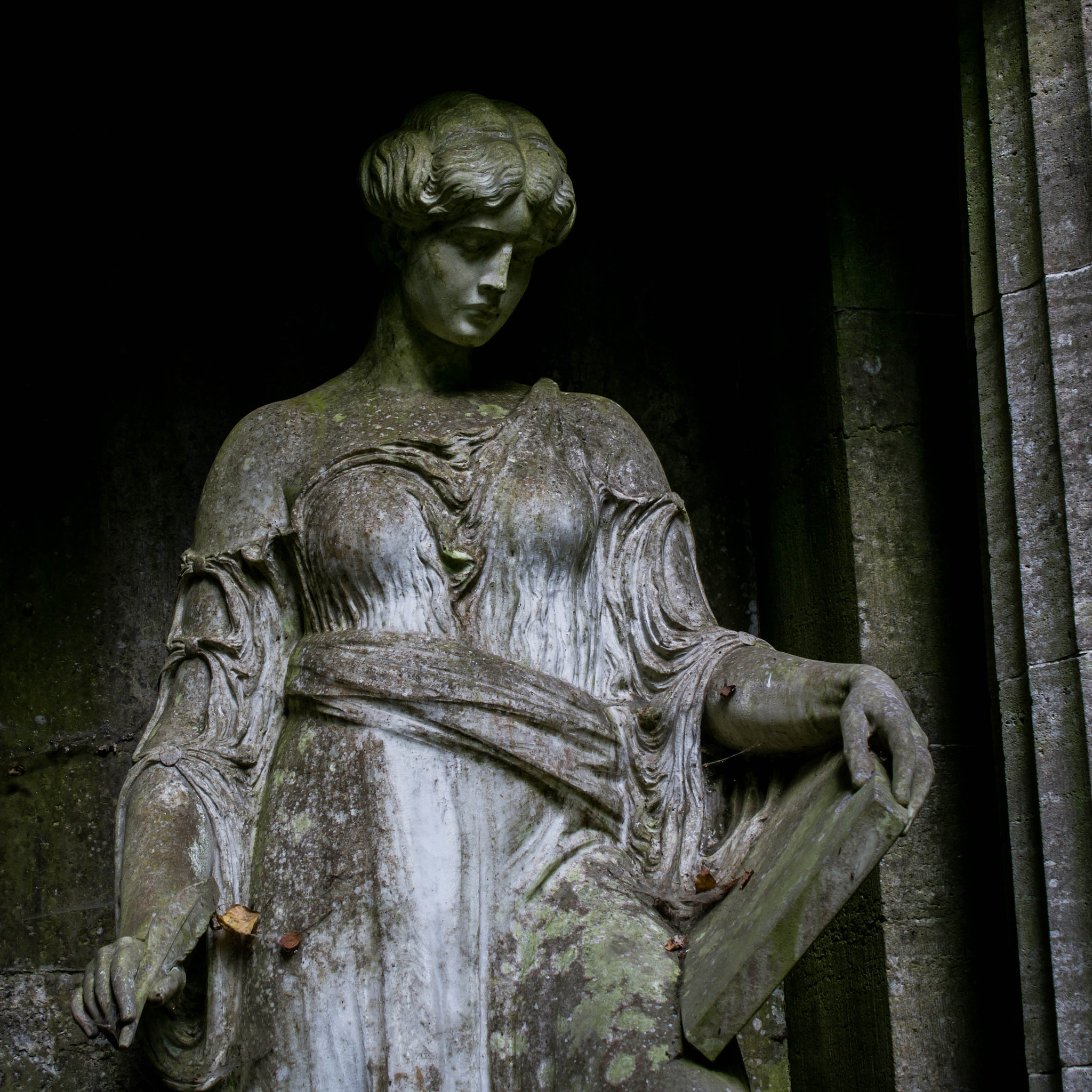 索福克勒斯《安提戈涅》读书报告：反抗、忠诚与道德的冲突